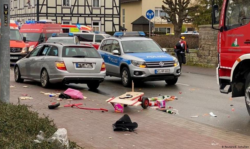 Polícia diz que ao menos 30 pessoas ficaram feridas no incidente em Volkmarsen, no oeste do país; motorista foi preso