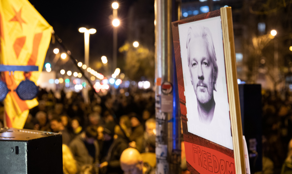 "Tal como as coisas estão hoje, essa pandemia global por si só não é motivo para a libertação do senhor Assange", disse juíza