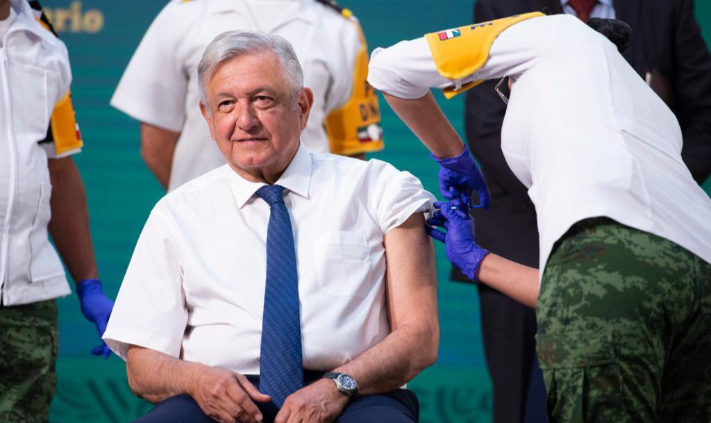Mandatário, de 67 anos, foi imunizado no final de sua conferência diária e aproveitou o momento para convocar adultos mais velhos para se vacinarem