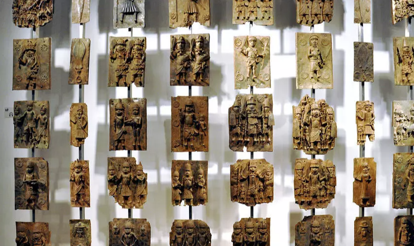 Cerca de mil obras em bronze se encontram em museus alemães; devolução marca guinada no processo do passado colonial europeu na África