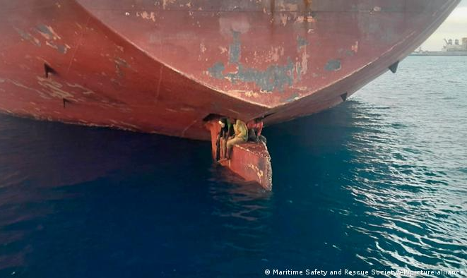 Trio de nigerianos sobreviveu a viagem de 4.600 quilômetros e 11 dias de duração até as Ilhas Canárias acomodados precariamente em cima do leme de um petroleiro