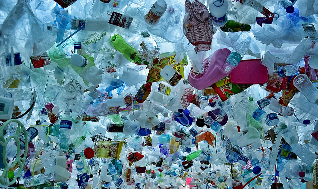 Cerca de 170 trilhões de pedaços de plástico e microplásticos estariam presentes na superfície dos oceanos, de acordo com estudo