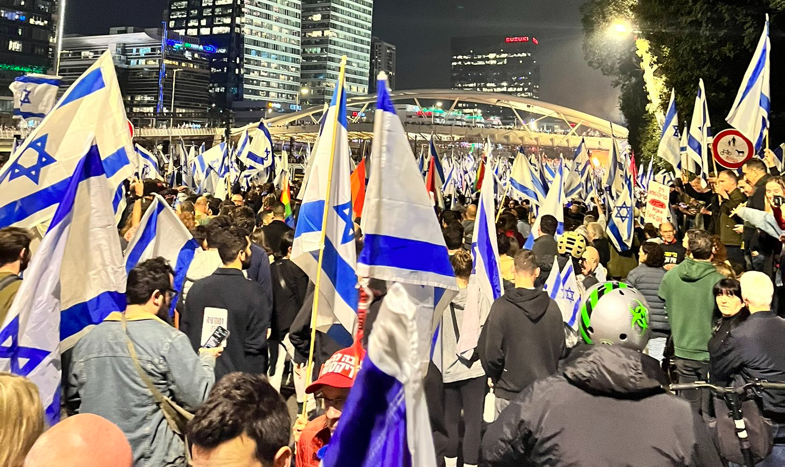 Pela 13ª semana consecutiva, milhares de israelenses foram às ruas de Tel Aviv e de outras cidades neste sábado (1°) para protestar contra a reforma