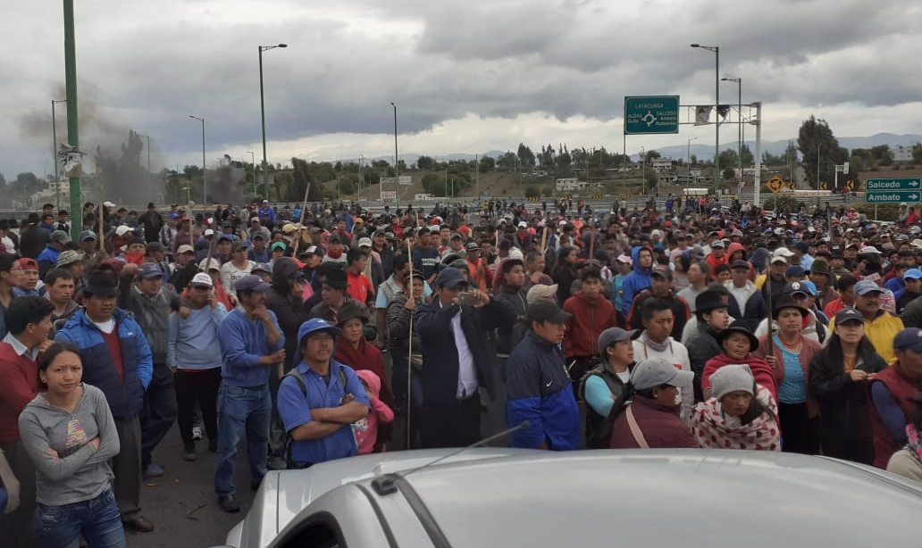 Mais de 5.000 pessoas estão mobilizadas na capital equatoriana, com outros grupos vindos do norte prestes a chegar à cidade; presidente transferiu governo para Guayaquil