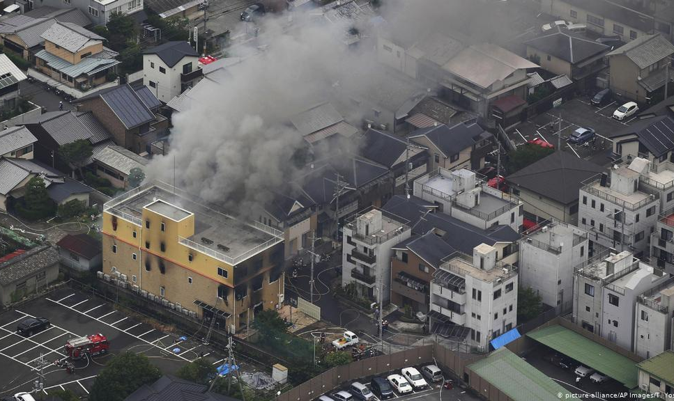 Segundo a polícia, homem de 41 anos espalhou gasolina dentro da sede do Kyoto Animation, em Quioto, antes de atear fogo; ele foi detido e hospitalizado devido a queimaduras