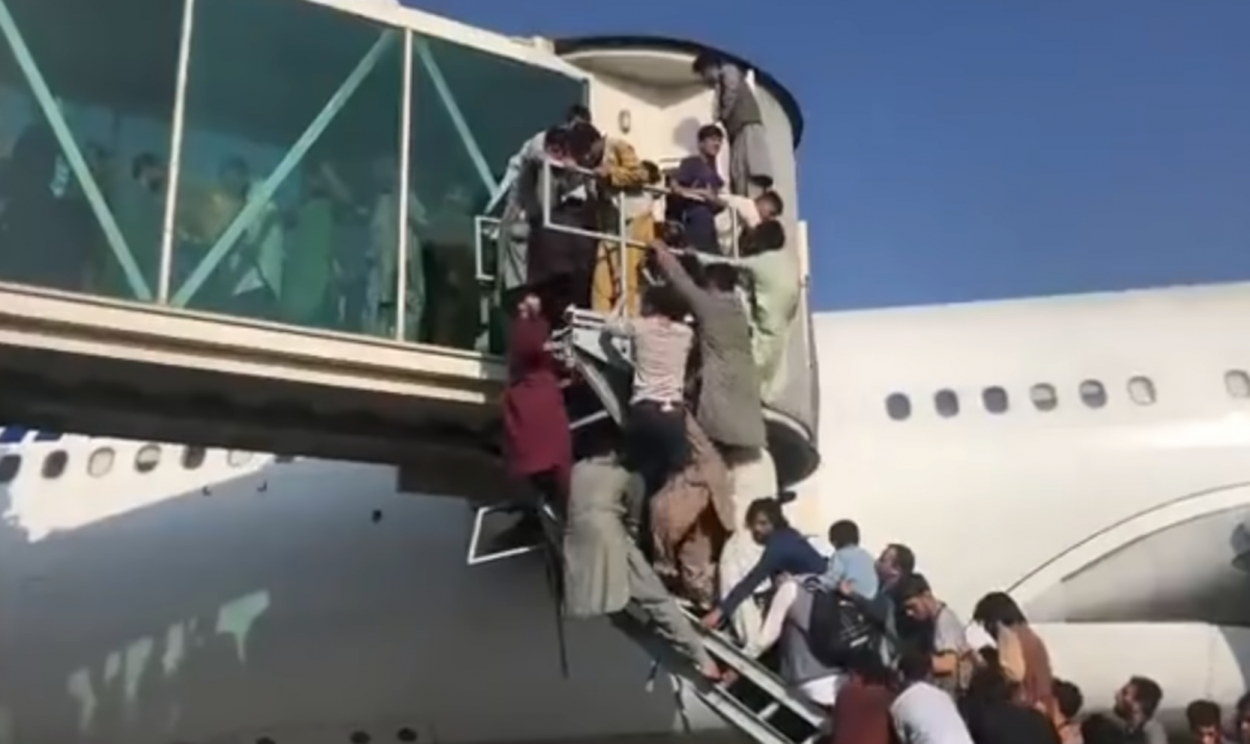 Centenas de afegãos se deslocaram ao aeroporto para deixar o país após a chegada dos talibãs a Cabul; funcionários dos EUA falam em 'tiros de advertência'