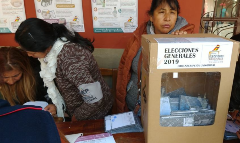 Bolívia tem duas contagens paralelas: a parcial, que parou em 84% das urnas, e a oficial, que na madrugada estava em 10%; candidato da oposição falou em 'fraude'