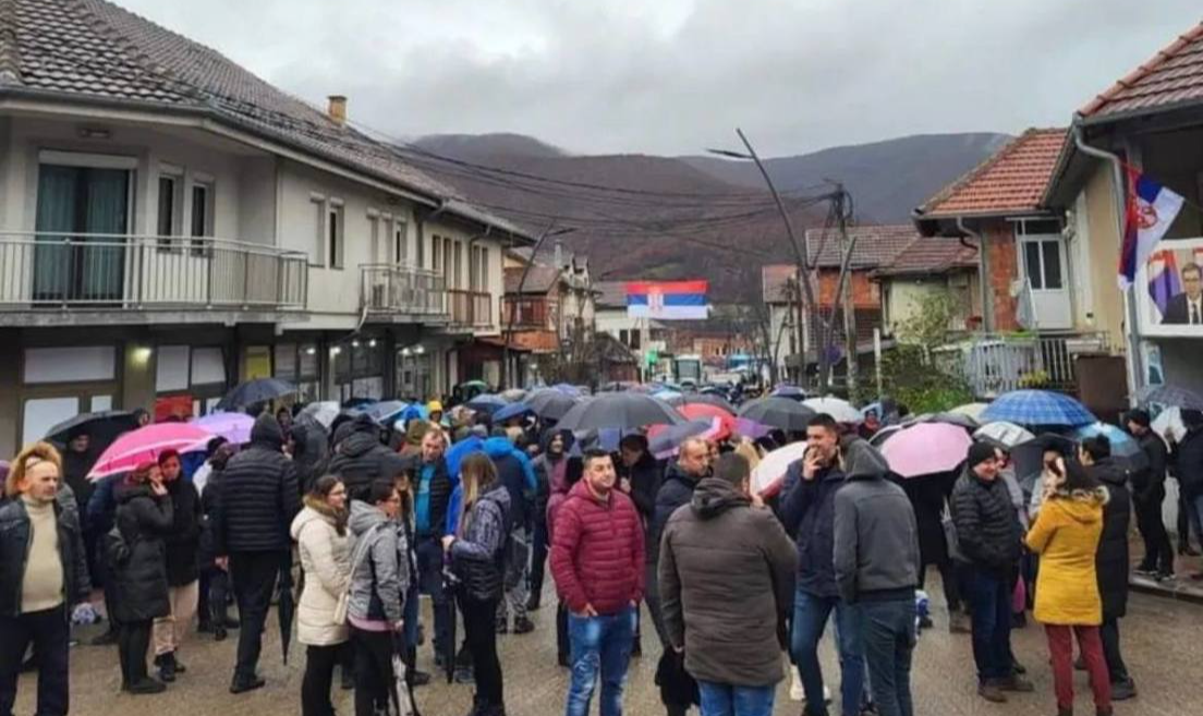 Prisão de um policial sérvio por autoridades kosovares desencadeou protestos e ameaça de uso da força militar por parte da Sérvia