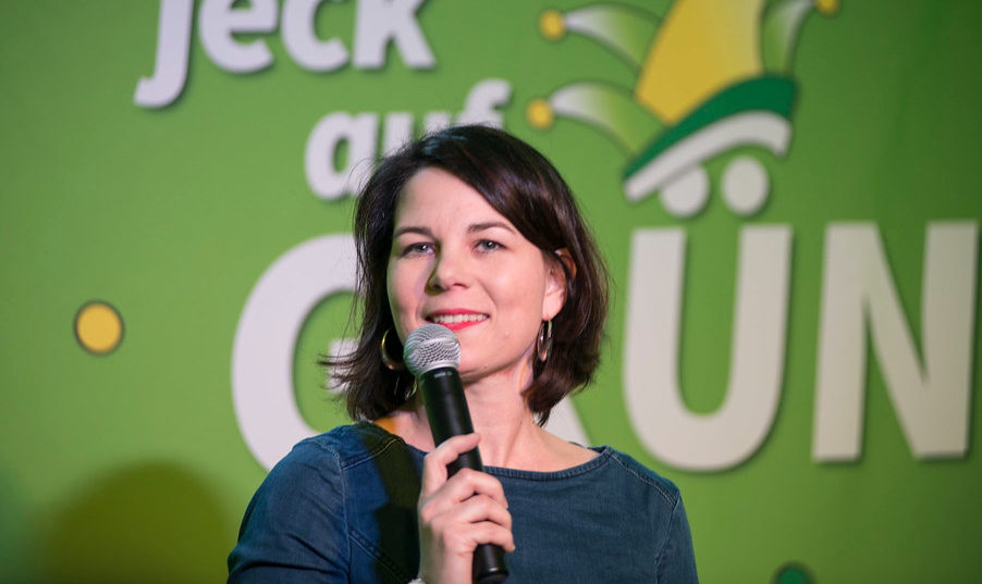 Favorita nas pesquisas meses atrás, candidata do Partido Verde à Chancelaria Federal caiu para o terceiro lugar em meio a ataques
