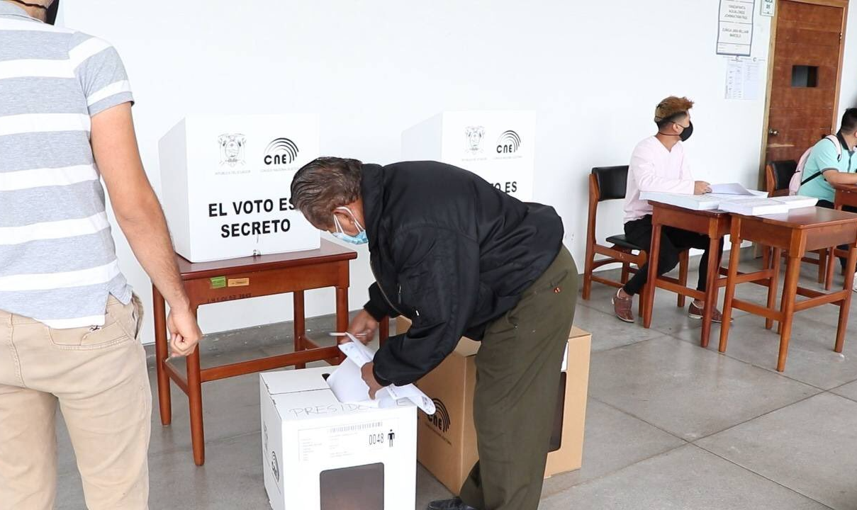 Membro do órgão eleitoral afirmou que resultados oficiais serão transmitidos após todos votos serem contabilizados; pleito terá segundo turno