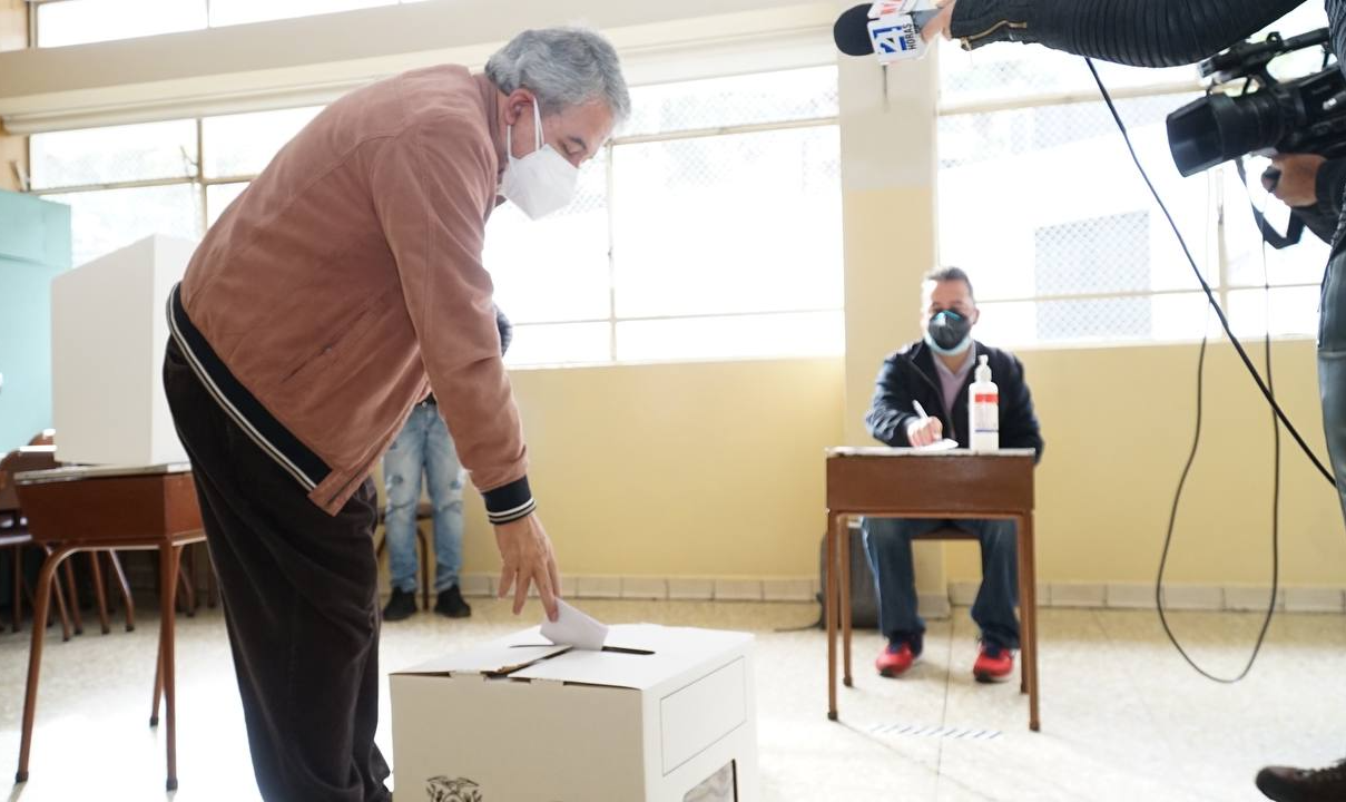 Direitista Guillermo Lasso, do Movimento CREO, venceu neste domingo (11/04) o candidato progressista Andrés Arauz e foi eleito presidente do país