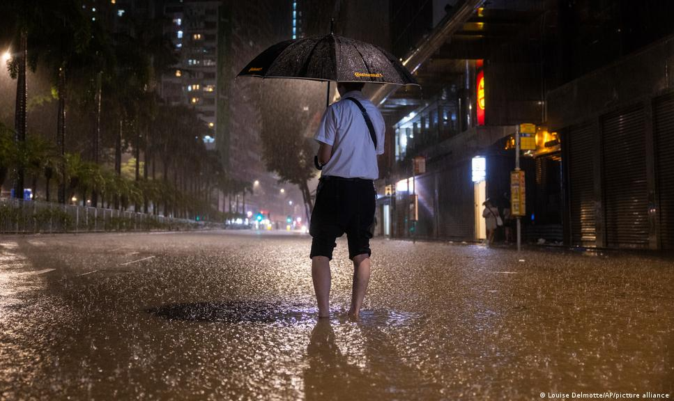 Tempestades são as mais intensas na região desde 1884, que gerou inundações em ruas, estações de metrô, levado ao fechamento de escolas e à interdição do tráfego rodoviário e ferroviário