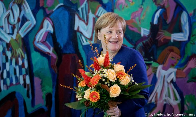 Cerimônia militar marcará o fim da era Merkel, que causou surpresa ao escolher uma canção de Nina Hagen para a ocasião.