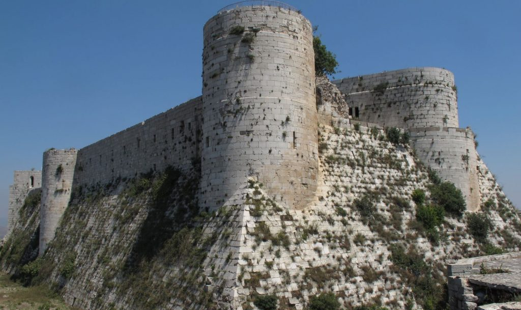 Crac des Chevaliers, castelo dos cruzados na Síria, foi ocupado durante dois anos por grupos armados e danificado nos combates. Do alto da montanha, o monumento domina o Vale dos Cristãos