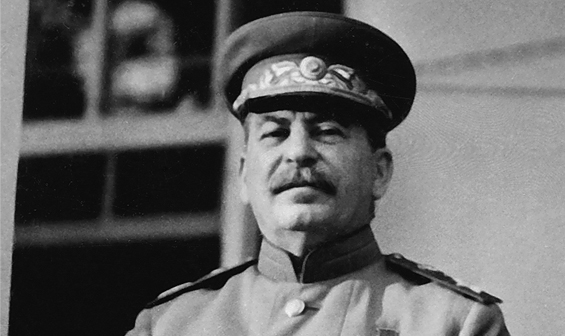 Líder soviético nomeia general Georgi K. Zhukov como comandante geral para conter invasão de tropas alemães na União Soviética