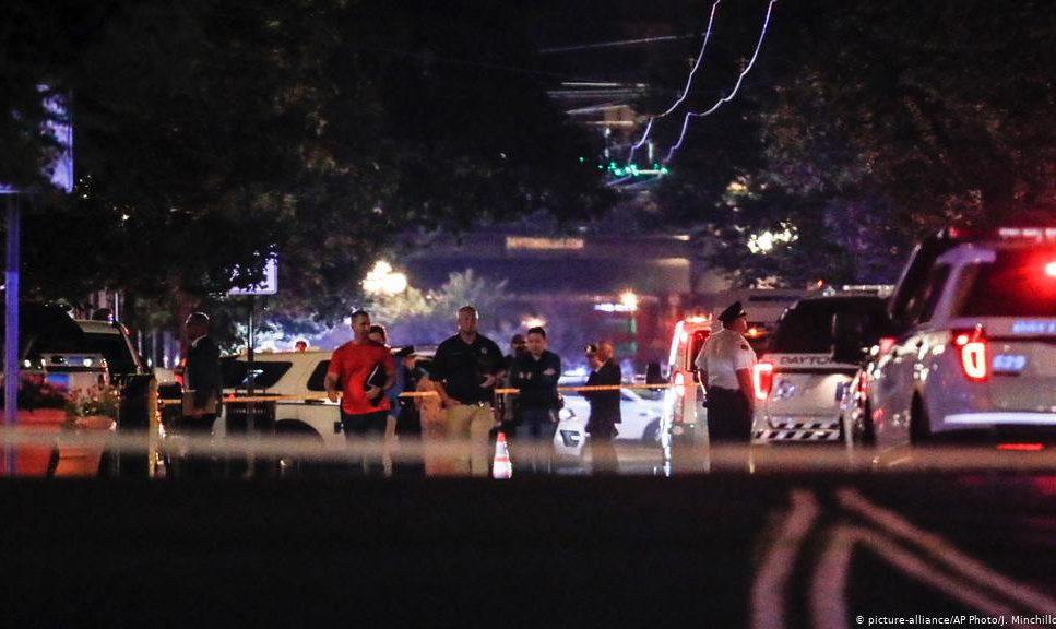 Ao menos nove pessoas morreram e 16 ficaram feridas em tiroteio na cidade de Dayton, em Ohio; atirador foi abatido pela polícia, que investiga motivo do crime; incidente ocorre horas depois de ataque em El Paso