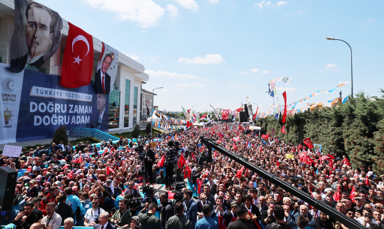 Presidente Recep Tayyip Erdogan e adversário Kemal Kiliçdaroglu são os candidatos favoritos para vencer processo eleitoral deste domingo