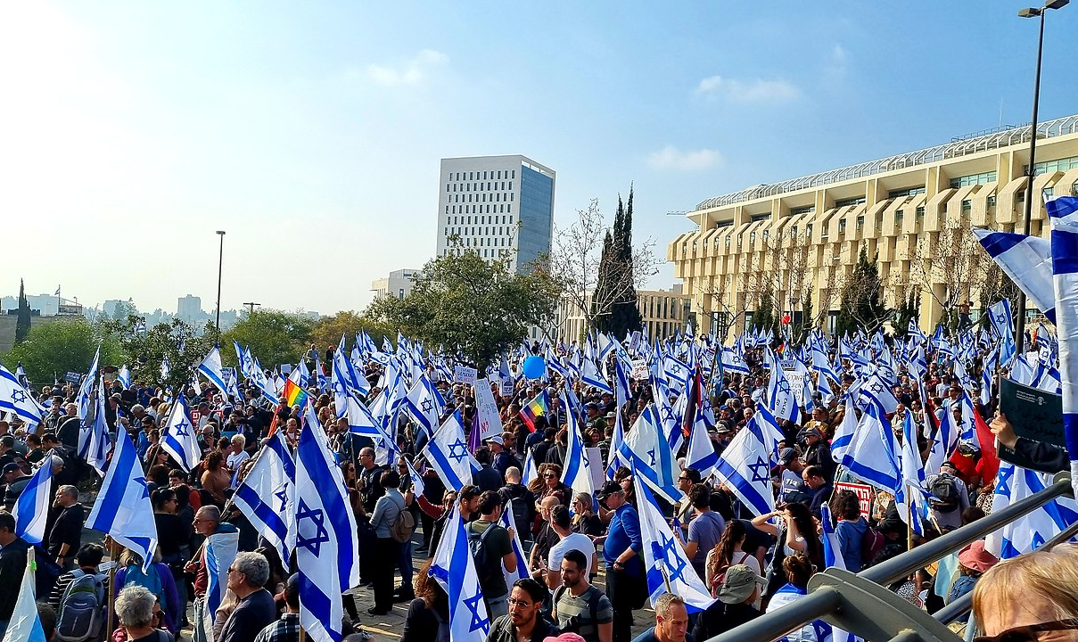 Consequências da reforma judiciária seguem, e manifestantes foram às ruas após a saída de Yoav Gallant; maior sindicato de Israel ameaça convocar greve geral