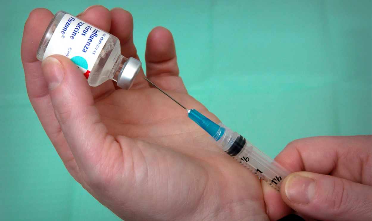 Primeiros resultados clínicos da vacina contra o coronavírus produzida pela Universidade de Oxford mostraram resposta imunológica