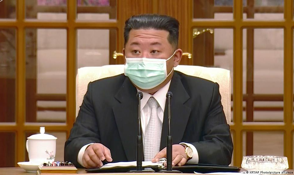 Coreia do Norte confirma primeiros casos da doença desde início da pandemia do novo coronavírus há dois anos