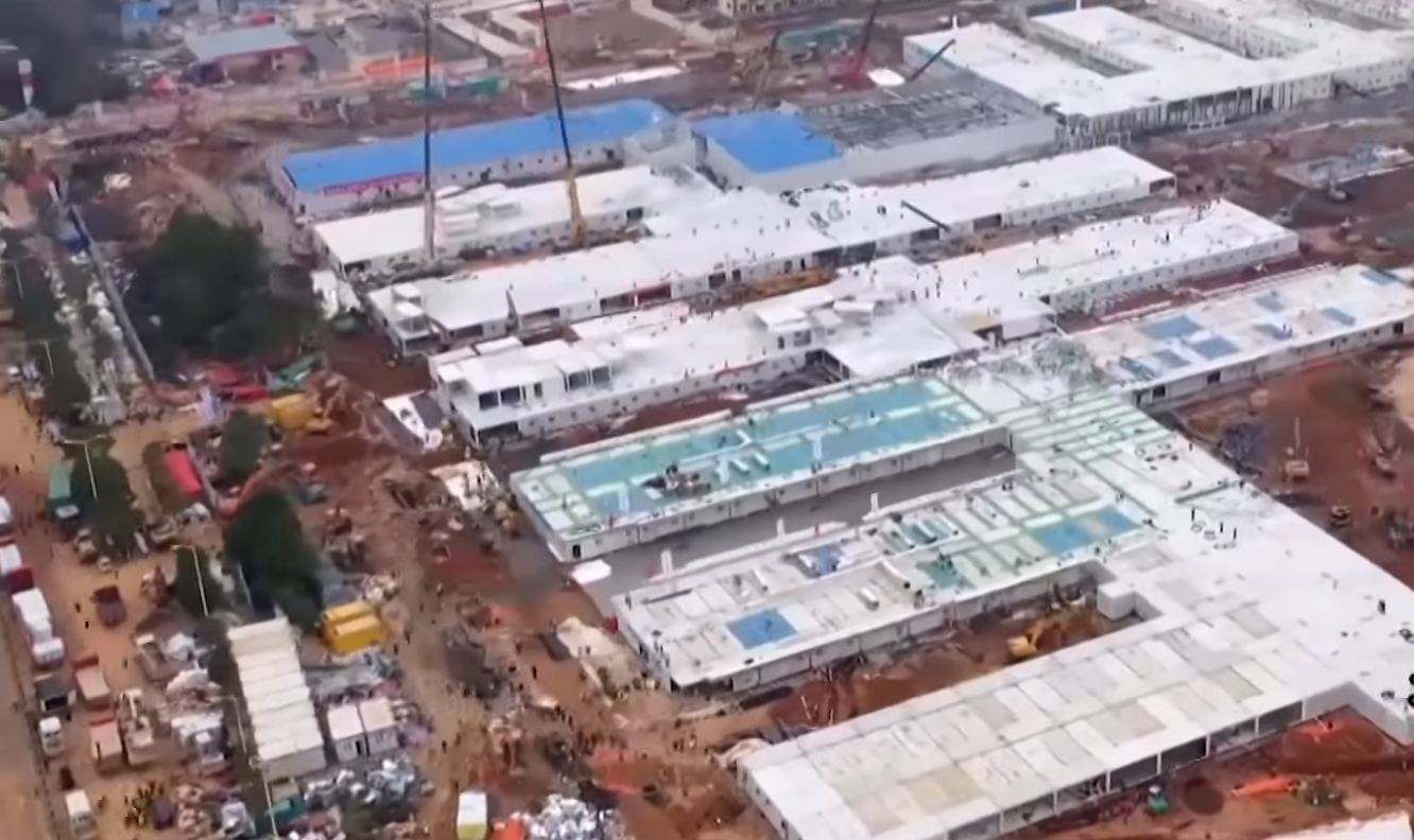 Construção do hospital foi iniciada no dia 25 de janeiro; centro médico tem capacidade para atender mais de mil pessoas