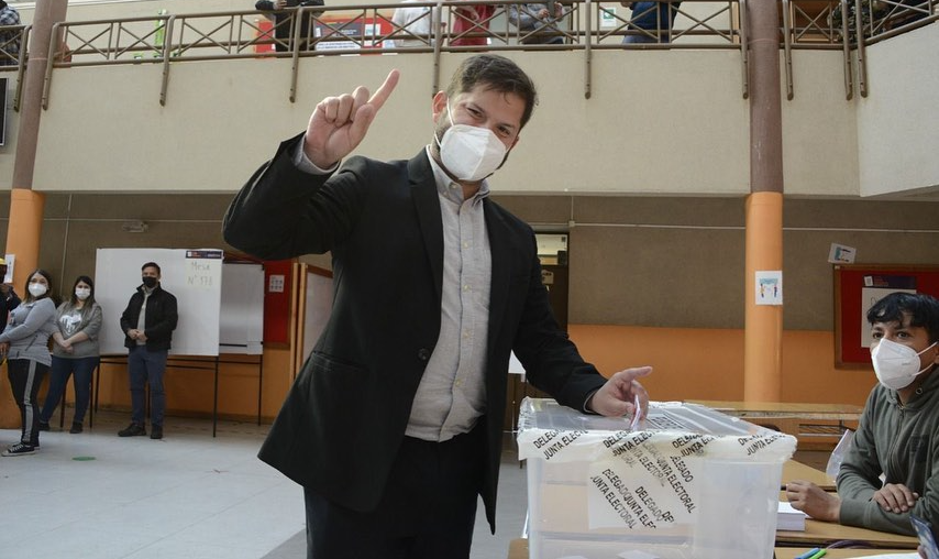 Migração de votos do ex-candidato Franco Parisi para Boric também ajudou no resultado final; participação foi recorde