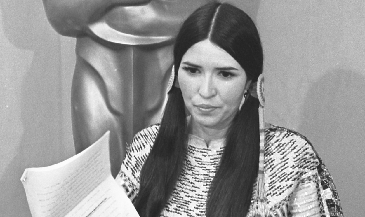 Ator enviou jovem apache em seu nome para justificar que recusou o prêmio como protesto contra o tratamento reservado a indígenas em produções audiovisuais