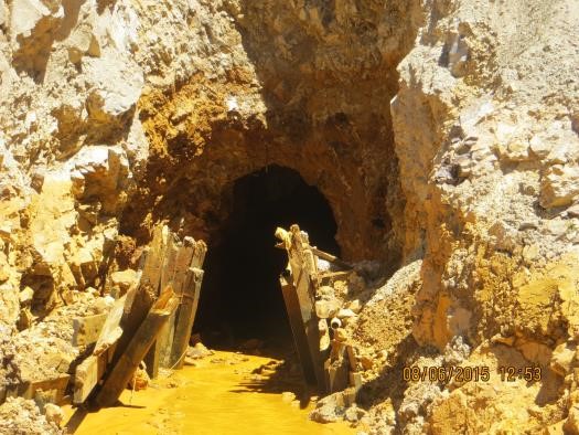 Saída de escoamento de materiais da mina, no Colorado; rio na região foi contaminado