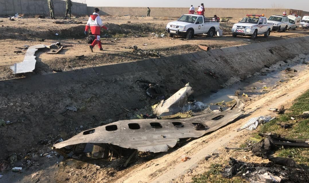 Todas as 176 pessoas que estavam no voo morreram, afirmou um porta-voz do aeroporto; embaixada da Ucrânia em Teerã não confirma incêndio no motor como causa da queda