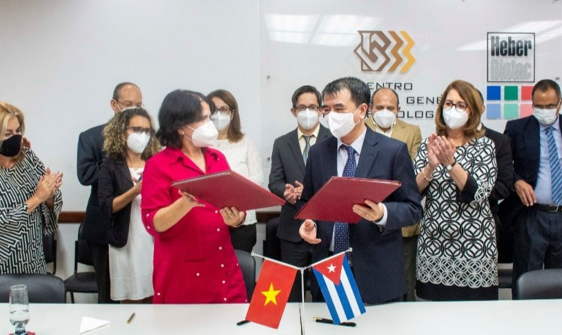 Imunizante de Cuba foi o oitavo aprovado pelo governo vietnamita, que registra novos casos da doença; presidente do Vietnã está em visita oficial na ilha
