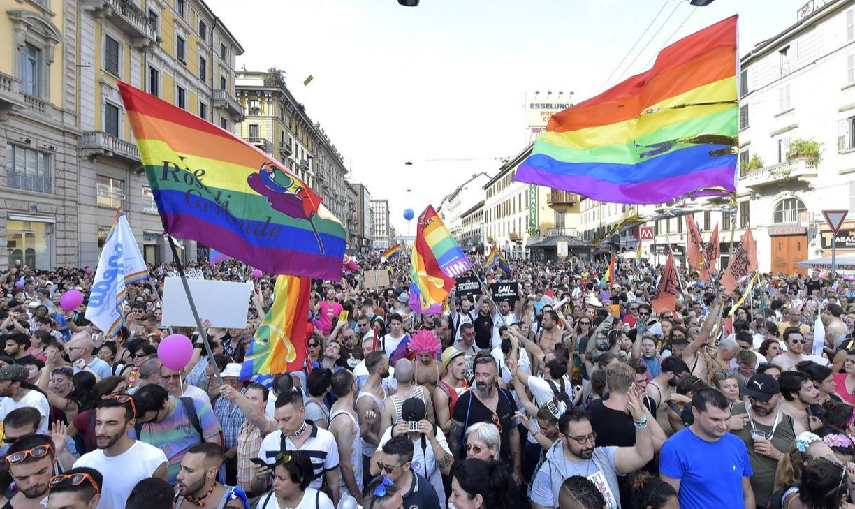 Milhares de pessoas se reuniram para protestar contra iniciativas que buscam retirar direitos de famílias formadas por pessoas do mesmo sexo