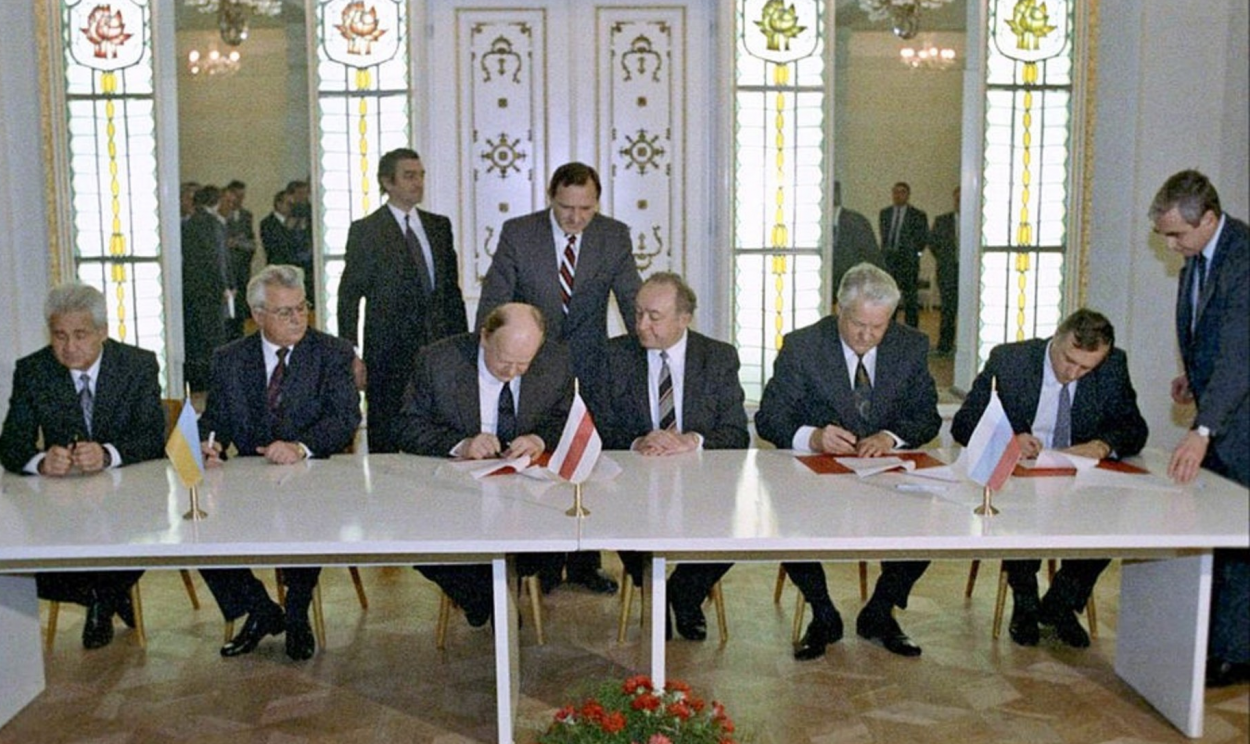 Presidentes das repúblicas da Rússia, da Bielorússia e da Ucrânia, se reúnem perto de Minsk para assinar o surgimento da CEI;  na sequência, líderes de outros oito países, ex repúblicas soviéticas, também aderem à ideia