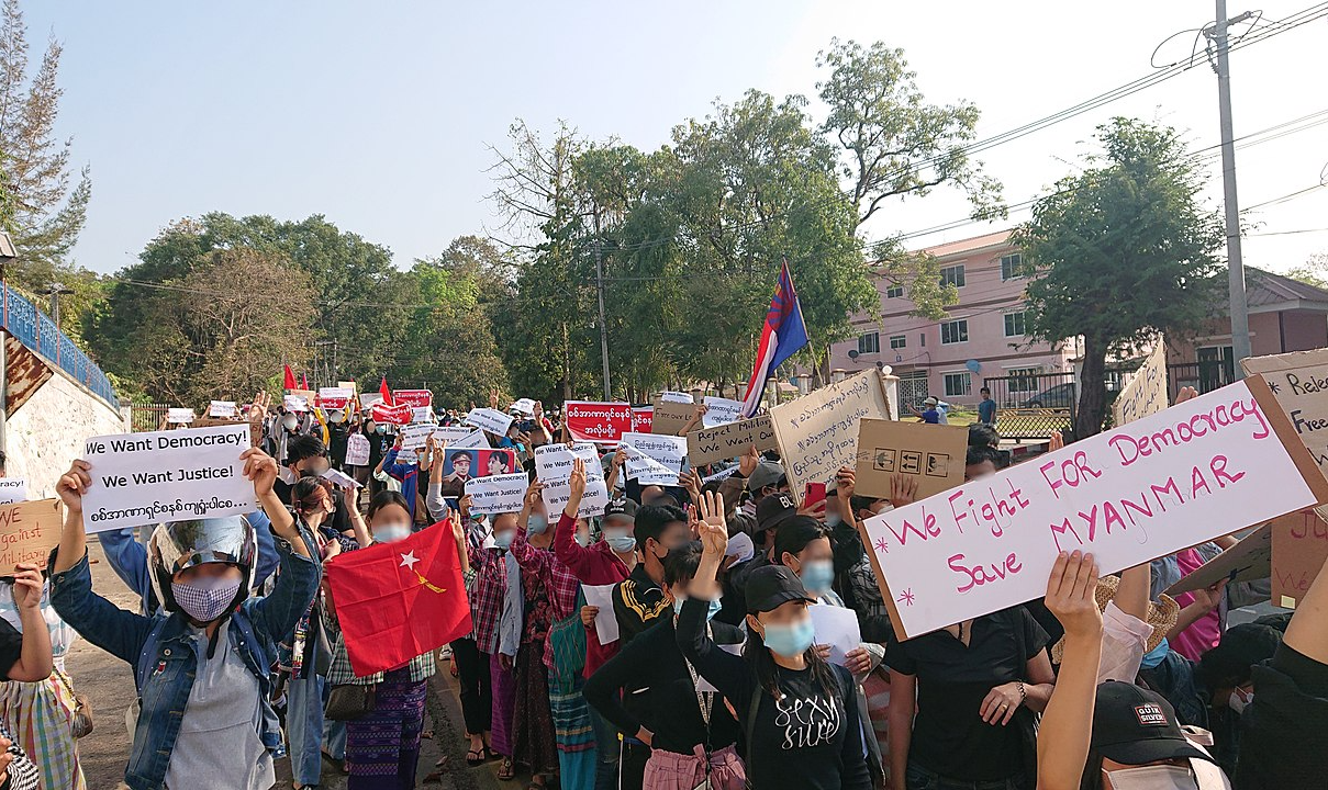 Segundo portal Myanmar Now, pelo menos duas pessoas morreram nas jornadas deste sábado; ONG aponta para 550 vítimas da repressão aos protestos