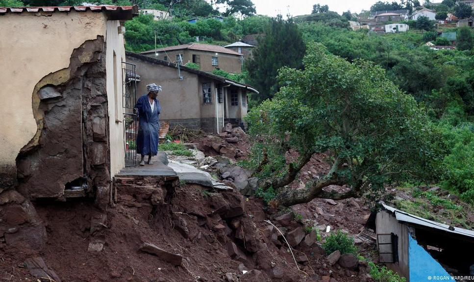 Fortes chuvas provocam um dos piores desastres naturais do país; mais de 40 mil ficaram desabrigados e equipes buscam dezenas de desaparecidos
