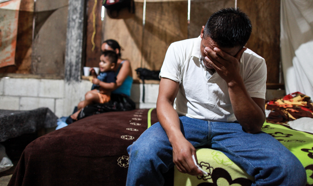 David Xol, o pai, e Byron Darío, o filho, foram presos ao atravessar a fronteira e separados: Xol foi deportado para Guatemala e Darío, de 8 anos, detido em uma cadeia do Texas