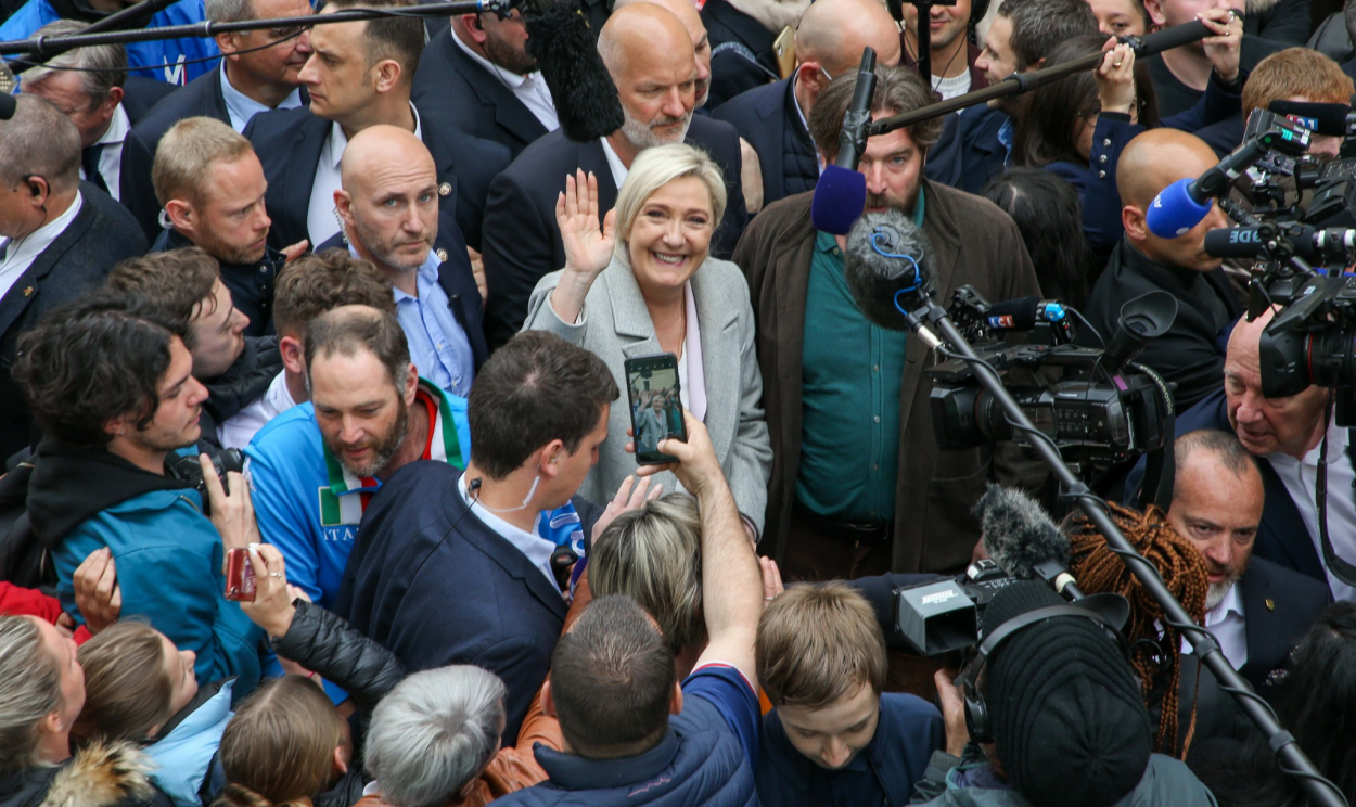Candidata da extrema direita, que já defendeu saída da França da UE, teria usado dinheiro de grupo político para fins pessoais; partido de Le Pen fala em ‘montagem grosseira’