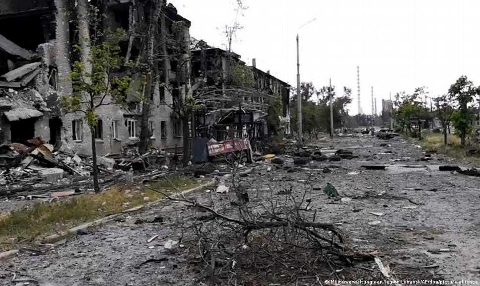Ministério da Defesa da Rússia afirma que suas tropas tomaram a cidade estratégica de Lysychansk, assegurando o controle da região de Lugansk, no leste da Ucrânia