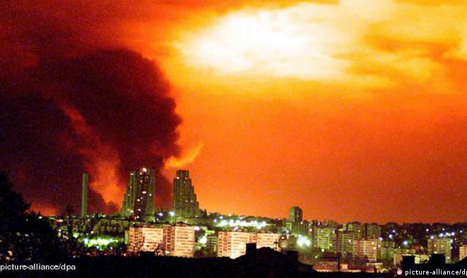 Na noite de 24 de março de 1999, um míssil teleguiado da Otan atingiu Belgrado; ataque ocorreu em nome de intervenção humanitária, sem mandato da ONU, transgredindo o direito internacional, com participação alemã