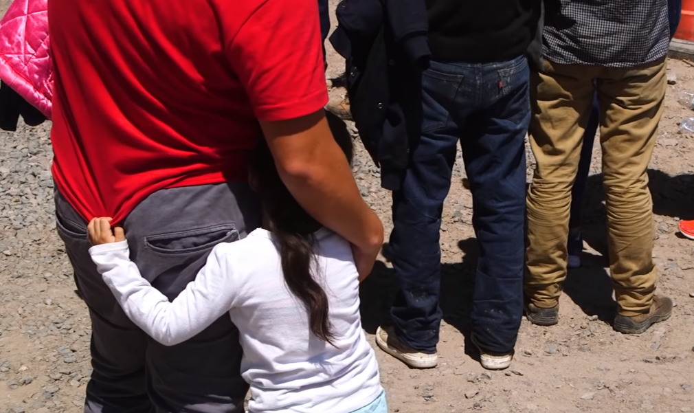 Governo se vale de brecha em decisão de juiz federal para isolar crianças de famílias de migrantes