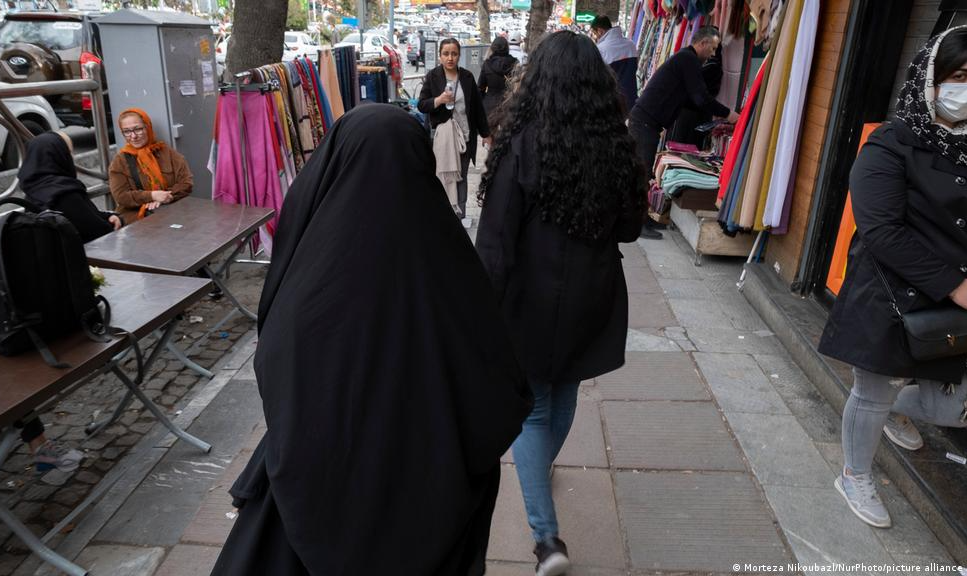 País islâmico instala câmeras para fiscalizar e punir mulheres que não usarem véu islâmico