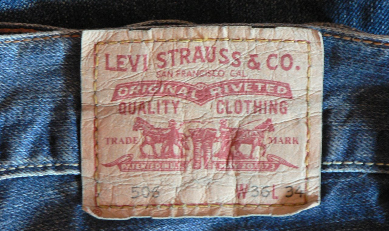 Calça reforçada com rebites de metal foi idealizada por cliente de Strauss, comerciante têxtil; jeans originais eram chamados de 'calças de cintura'