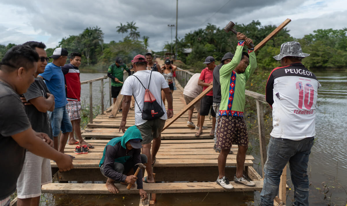 Na fronteira com o Brasil, 'patrões' enviam barcos para recrutar indígenas brasileiros que vivem nas comunidades à beira do rio