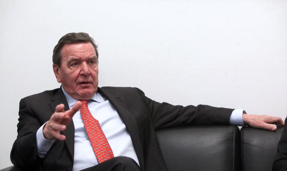 Em entrevista, ex-chefe de governo Gerhard Schröder minimizou culpa de Putin por massacres na Ucrânia e disse que não cogita renunciar a cargos em estatais de energia russas; liderança do SPD defendeu seu afastamento