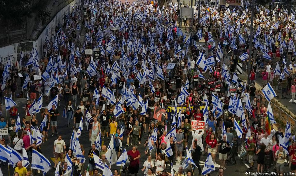 Milhares de pessoas saíram às ruas de Tel Aviv e outras cidades para manifestar repúdio à aprovação de lei promovida por Benjamin Netanyahu e aliados de ultradireita que enfraquece Supremo