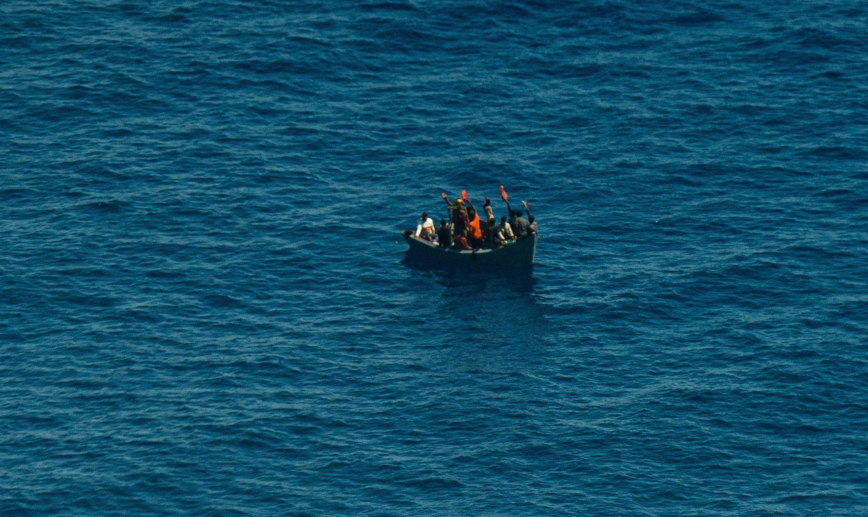 Embarcação estaria carregando mais de 700 pessoas; até o momento, 104 sobreviventes foram resgatados, que já registra ao menos 78 mortos
