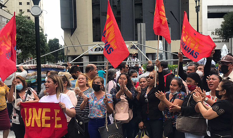 Docentes acampam em frente à Corte Constitucional para que juízes anulem veto do presidente Lasso à lei educacional