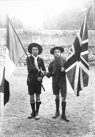 Escoteiros levantam as bandeiras de Reino Unido e França