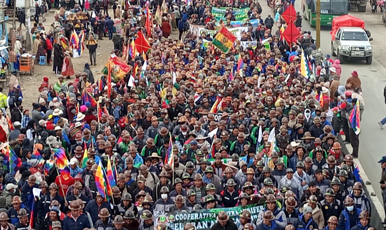 Movimentos sociais convocaram a caminhada que saiu de Oruro, no interior do país, com o objetivo de rechaçar atividades de desestabilização promovidas pela direita