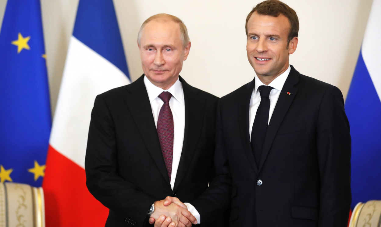 Presidentes da França e Rússia se comprometeram em seguir com medidas diplomáticas; Kremlin volta a negar que tenha planos de invasão