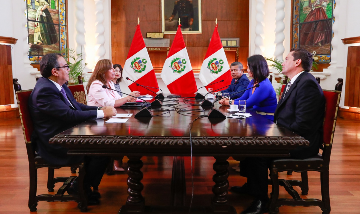Dina Boluarte se encontrou com Keiko Fujimori e César Acuña, líderes das duas maiores bancadas do Congresso, para tentar garantir aprovação do projeto